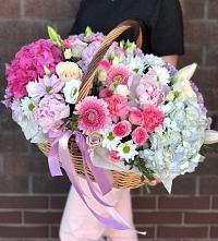 Цветочная композиция из Розы, Хризантемы, Пионы и Лизиантусы в корзине в Троицком