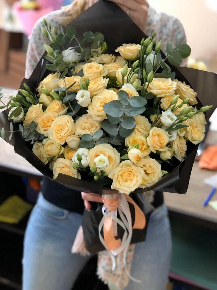 Букет цветов из: Розы и Лизиантусы в Троицком