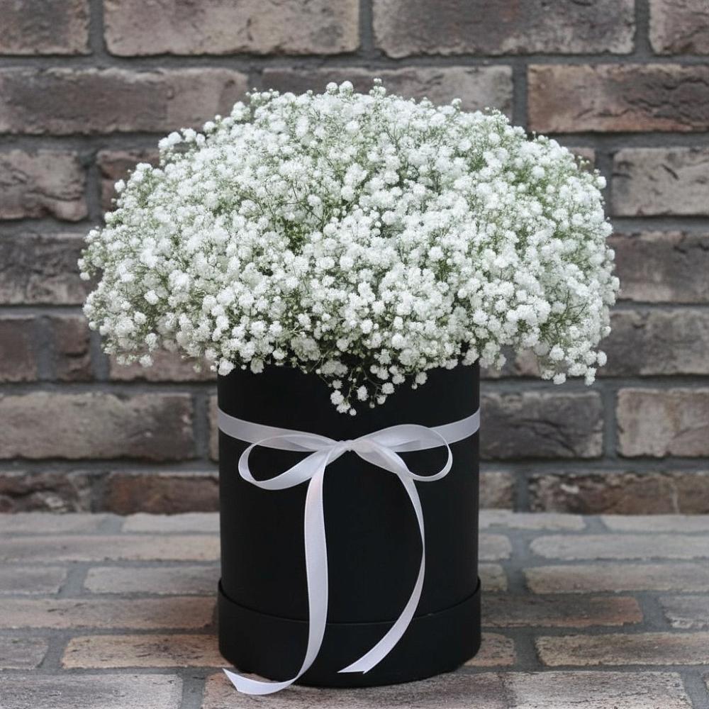 Цветочная композиция из Гипсофила в шляпной коробке в Троицком