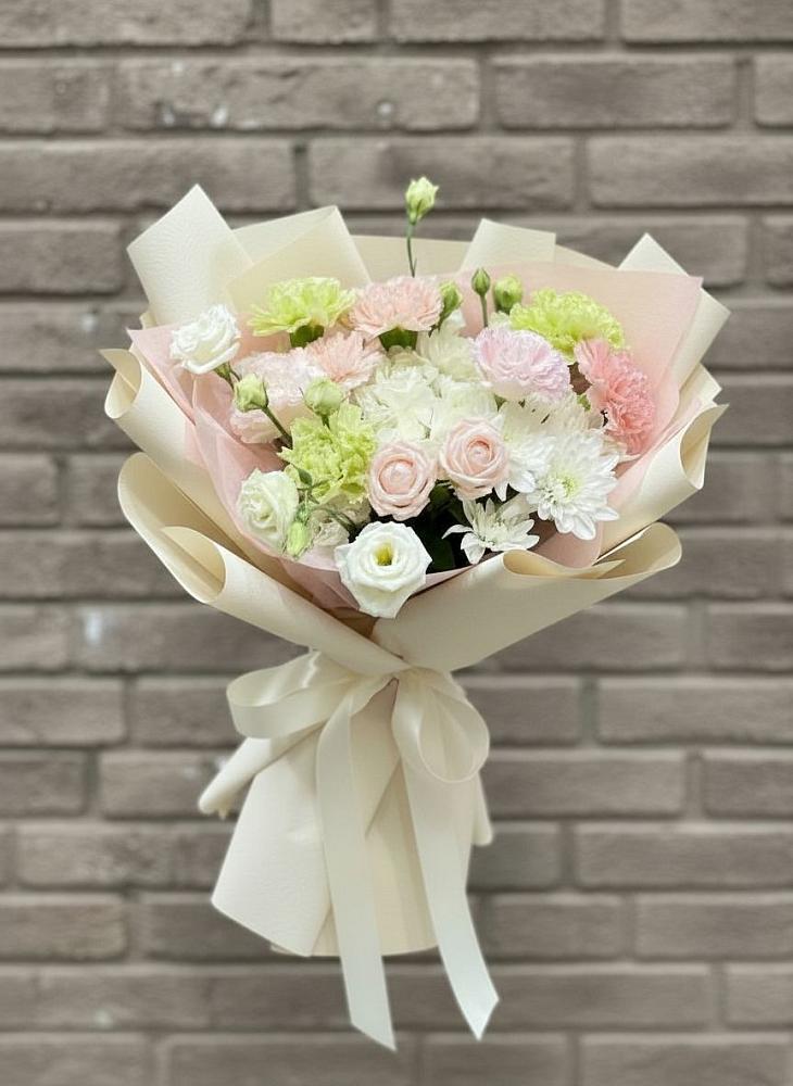 Букет цветов из: Гвоздики, Розы, Лизиантусы и Хризантемы в Троицком