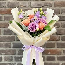 Букет цветов из:  Лизиантусы и Розы в Троицком