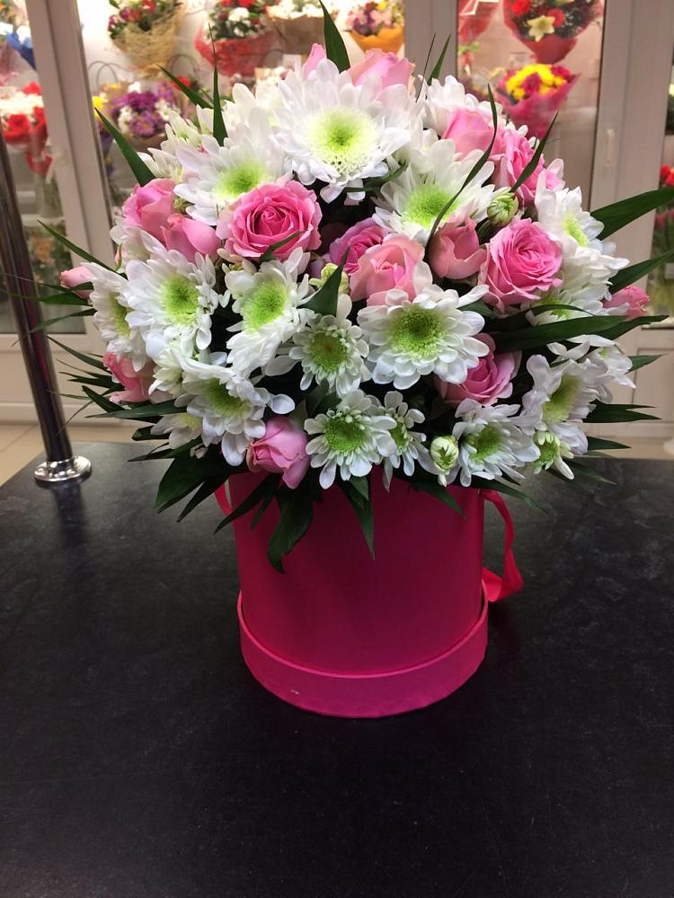 Цветочная композиция из Розы и Хризантемы в шляпной коробке в Троицком