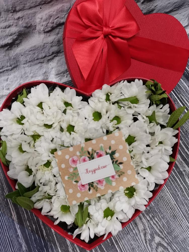 Цветочная композиция из Хризантемы в виде сердца в Троицком